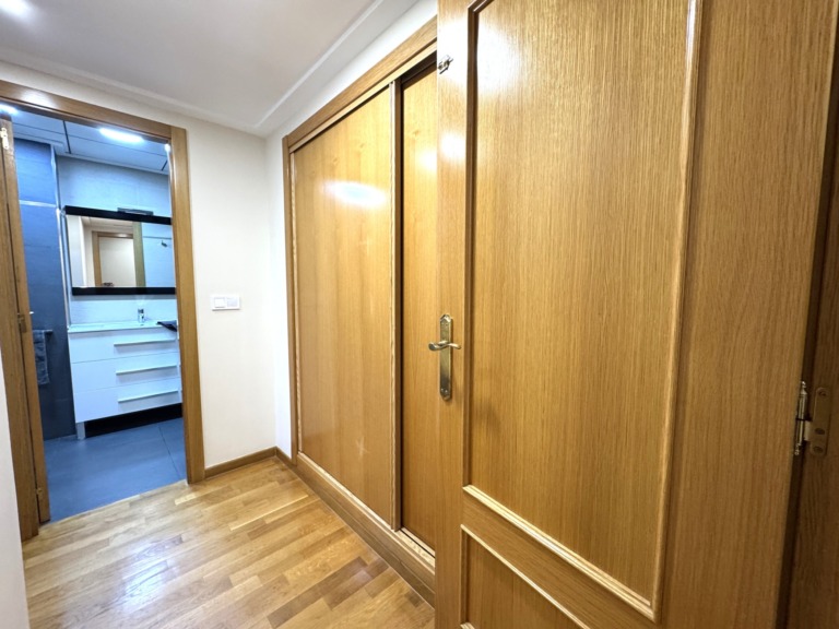 átjűró, beépített szekrény